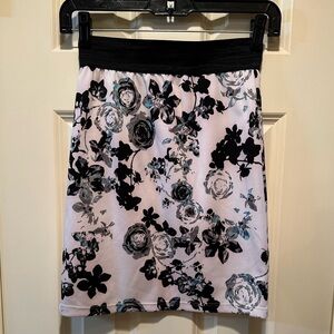 💥 $5 if bundled - Small BONGO Black and White Floral Mini Skirt